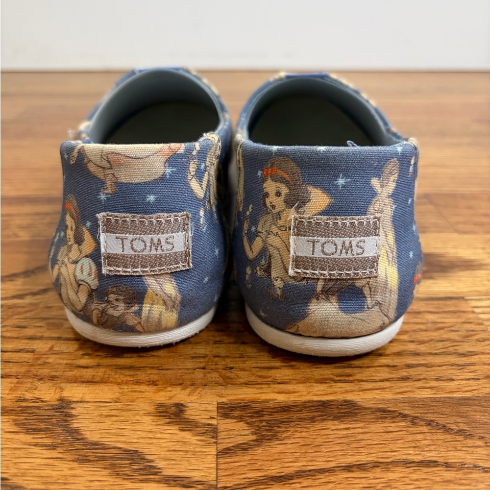 Disney x TOMS Apargatos featuring Snow White and the Seven Dwarfs (9.5)